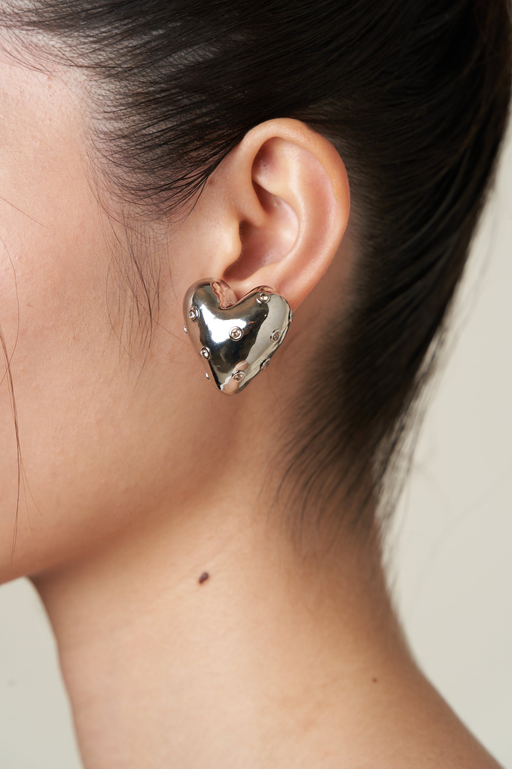 FULL-BODIED HEART STUD EARRINGS