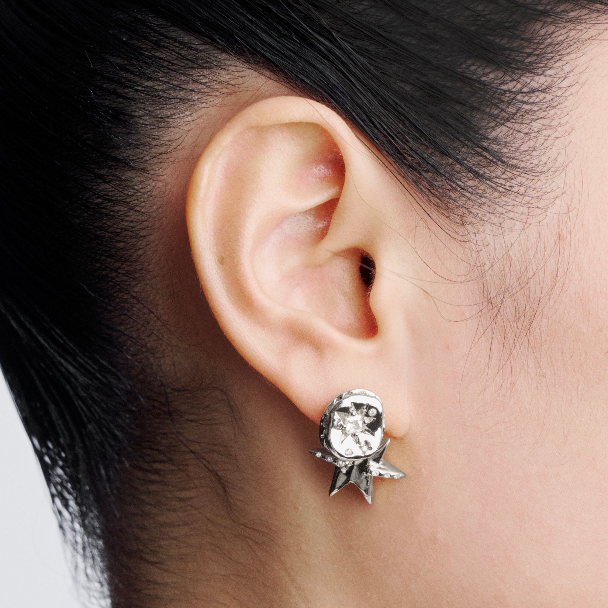 BUTTON & DANGLING STAR SINGLE EARRINGS
