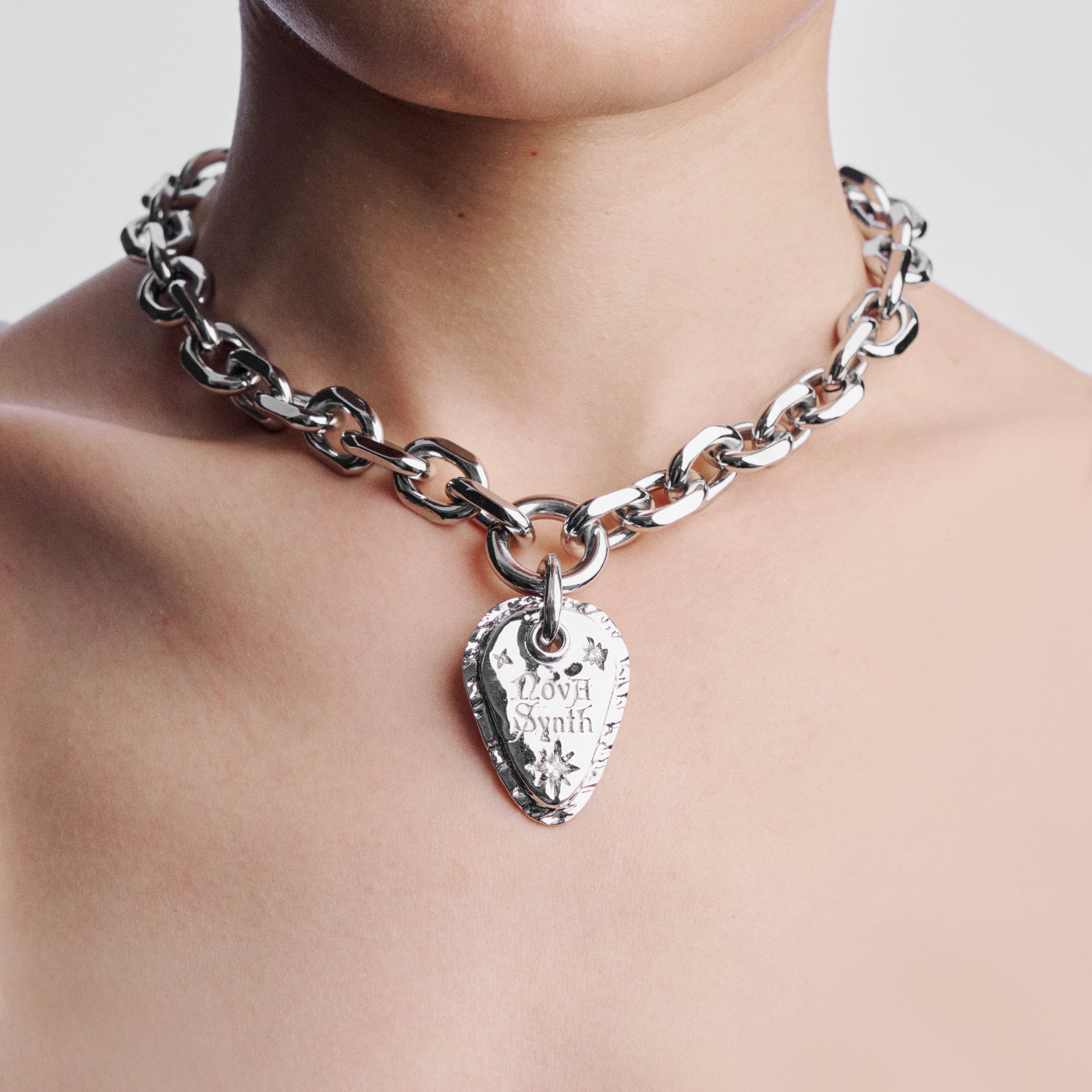 CHUNKY CHAIN NECKLACE WITH THE SHIELD PENDANT